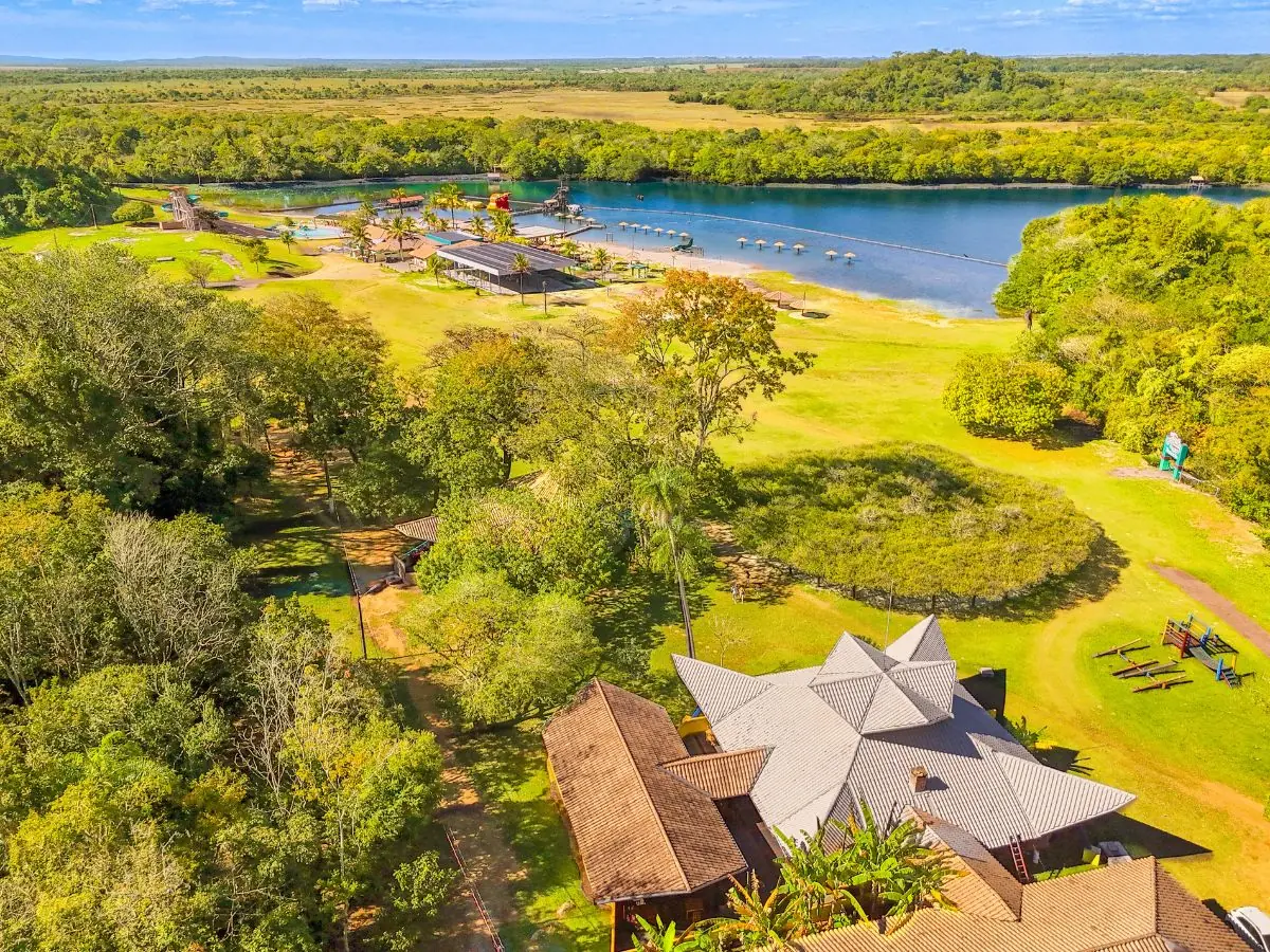 Vista aérea da área de 600 mil m² de natureza preservada na Praia da Figueira, Bonito-MS
