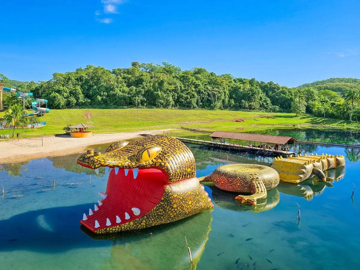 Jacaré inflável gigante, o maior brinquedo inflável do mundo, na lagoa da Praia da Figueira