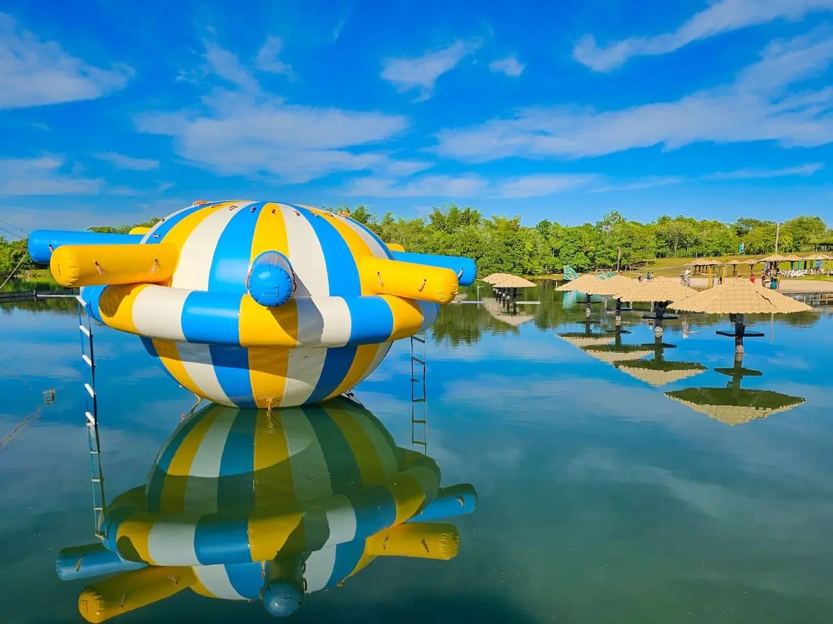 Brinquedo inflável Saturno Pantaneiro flutuando na lagoa da Praia da Figueira