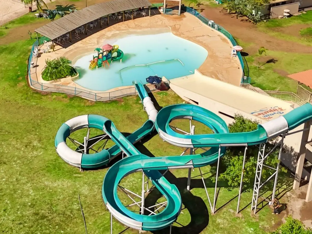 Torre de toboágua com múltiplas descidas no parque aquático da Praia da Figueira