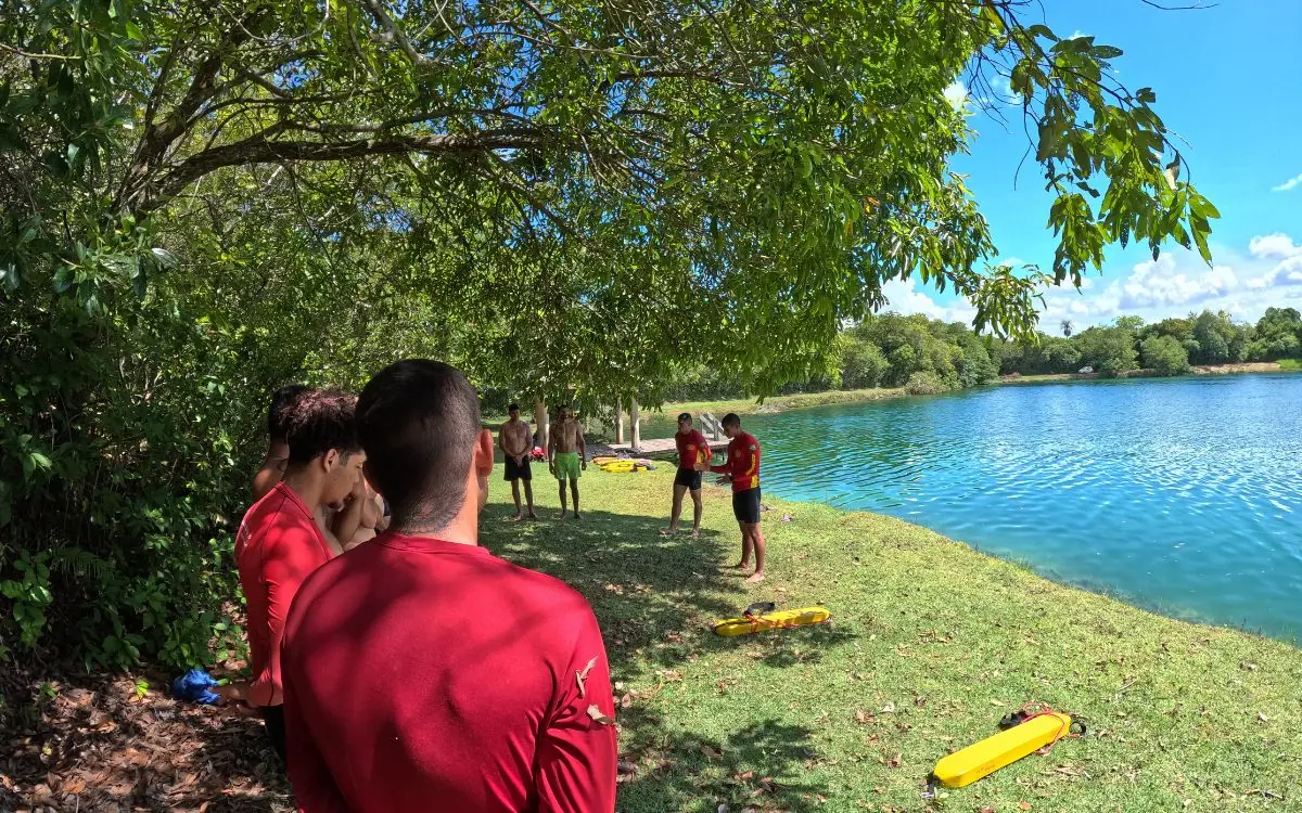 Equipe de salva-vidas treinada monitorando a lagoa da Praia da Figueira