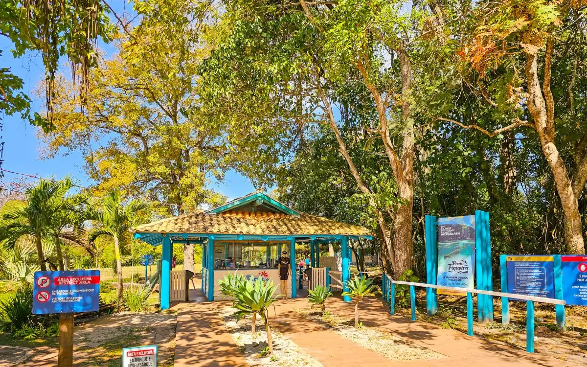 Entrada da Praia da Figueira, com estacionamento gratuito para os visitantes