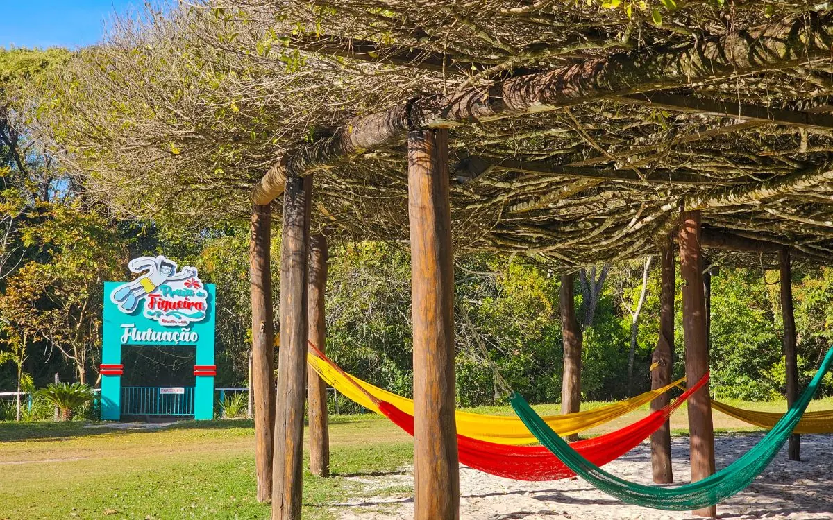 Redes coloridas em área de sombra e descanso da Praia da Figueira