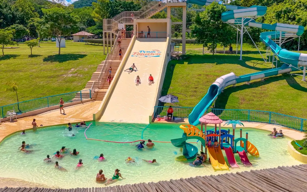 Piscina com toboágua do balneário da Praia da Figueira, em Bonito-MS