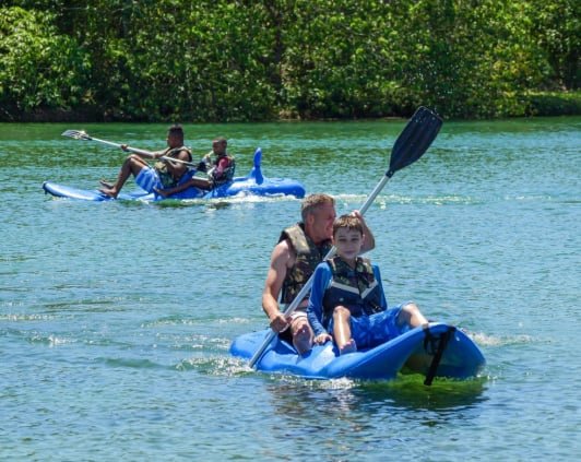 atividade de caiaque na praia