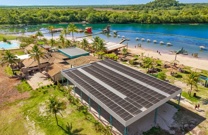 foto aerea dos quiosques na praia