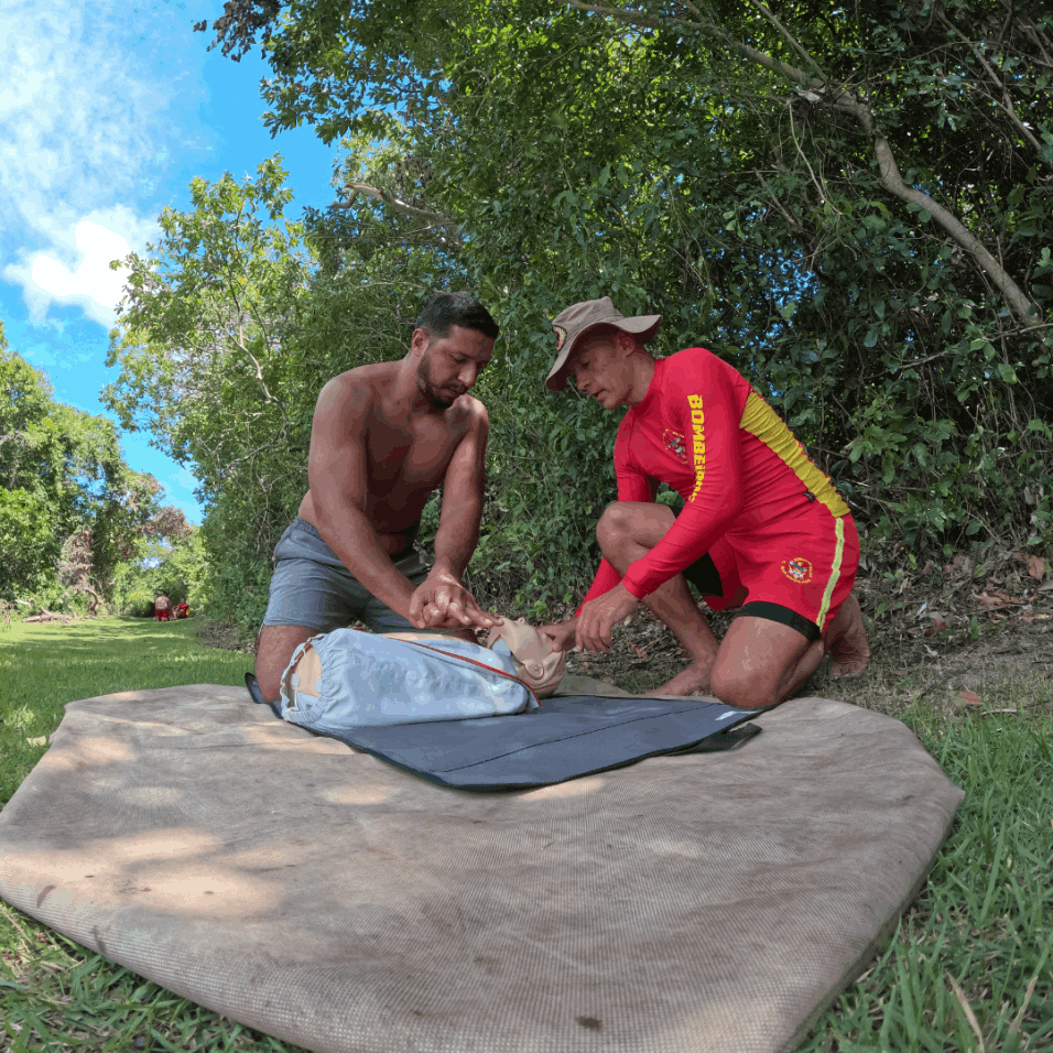imersão aquática na flutuação da praia da figueira