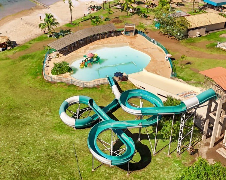 toboagua e escorrega na praia